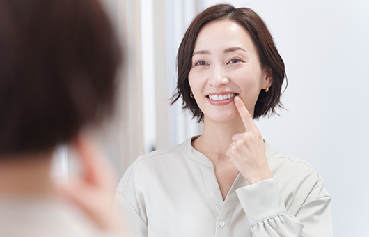 白い歯の女性イメージ画像